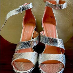 Chinese Laundry Platform Riddle Sz 9 in Party Snake Silver